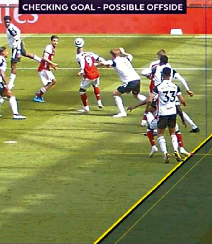 施巴路斯上半场的入球，VAR判断将球传予比利连助攻的沙卡（右二）脚尖越位，判入球无效。