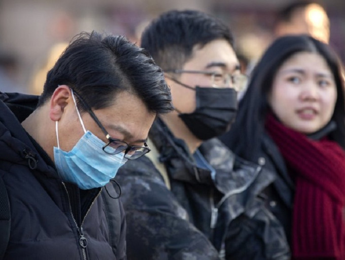 新冠肺炎疫情爆发后，内地民众戴上口罩。AP