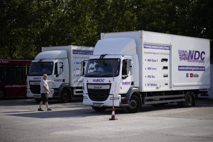 英國宣布向外國貨車司機發出短期工作簽證，以舒緩當地供應鏈壓力。AP圖片