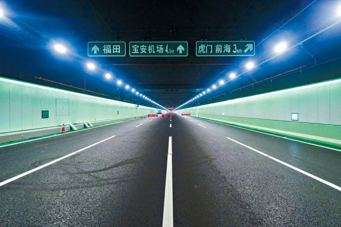 深中隧道兩側有可智能調節的全彩景觀燈帶。
