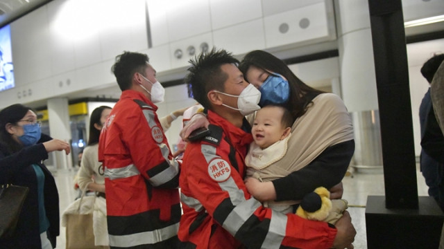 特區救援隊從土耳其返港，有太太帶同手抱BB接丈夫回家，難掩喜悅之情。