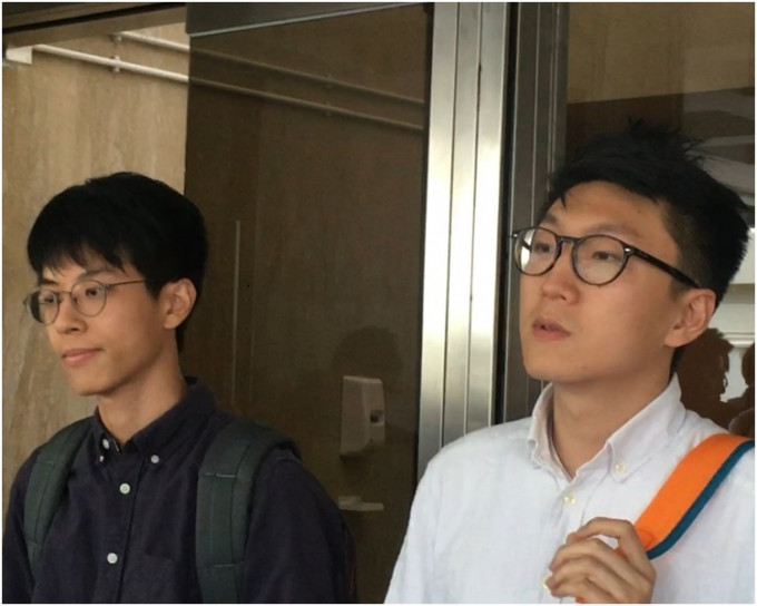 梁天琦(右)自辩当晚是经黄台仰(左)说服下宣布组织选举游行。资料图片