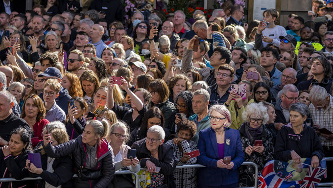 民众在苏格兰爱丁堡的皇家大道悼念英女皇伊利莎白二世。AP