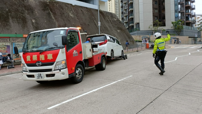 行动中警方拖走12辆车。警方图片