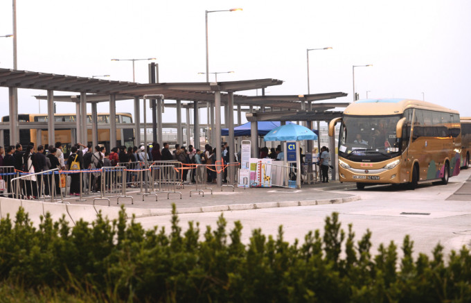 港珠澳大桥穿梭巴士推网上预约团体票。资料图片