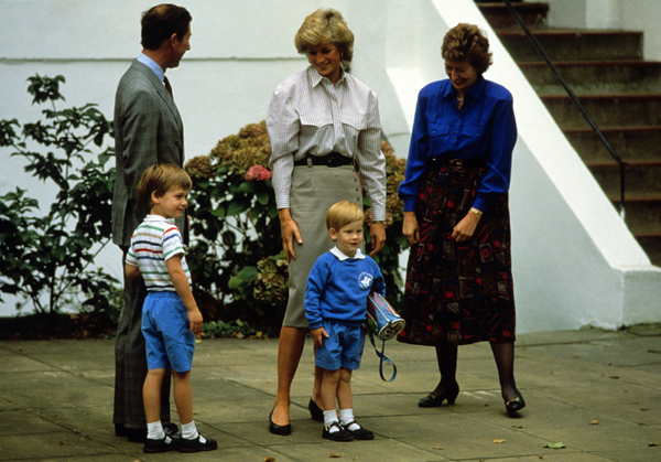 查尔斯王子及查理斯王子当年送威廉及哈里上幼儿园。
