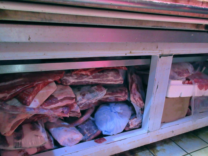 行動中檢獲約130公斤懷疑冷藏牛肉。政府新聞網圖片