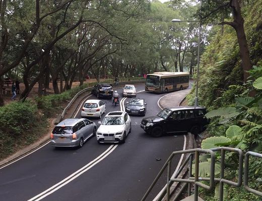 荃锦公路两车相撞。 网图