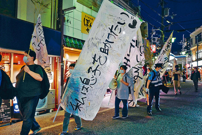 一批前隐蔽族及他们的友人去年5月在大阪府高槻市游行，抗议苛刻的工作文化，高呼：「我们不想被逼工作！停止压逼我们！」 
