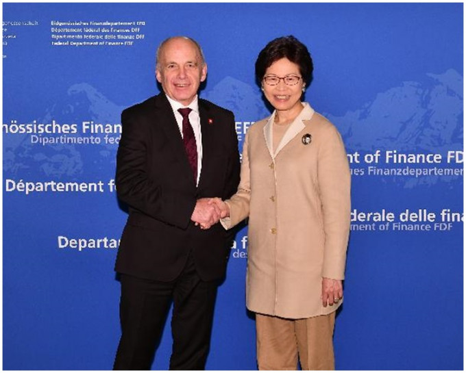 林郑月娥（右）今早在伯恩与瑞士财政部长于利‧毛雷尔（左）会面。图:政府新闻处
