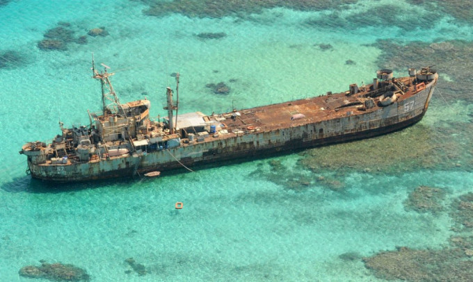 菲律宾坐滩仁爱礁的军舰。