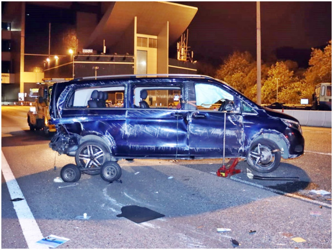 七人車車身多處刮花，車窗爆裂。