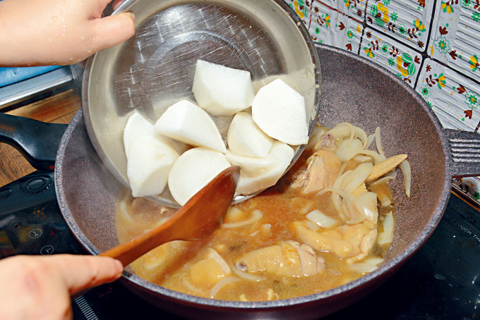 拌入味噌，放入白蘿蔔及鮮冬菇，慢火煮20分鐘，即成。