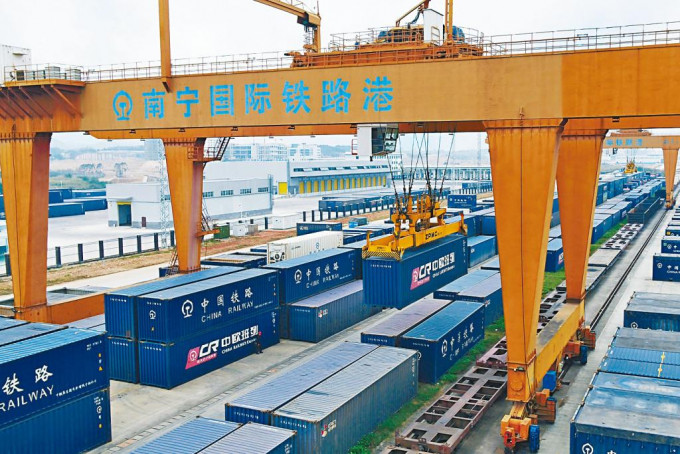 ■中國首趟開往RCEP成員國的貨運列車，昨天從廣西南寧國際鐵路港開往越南。