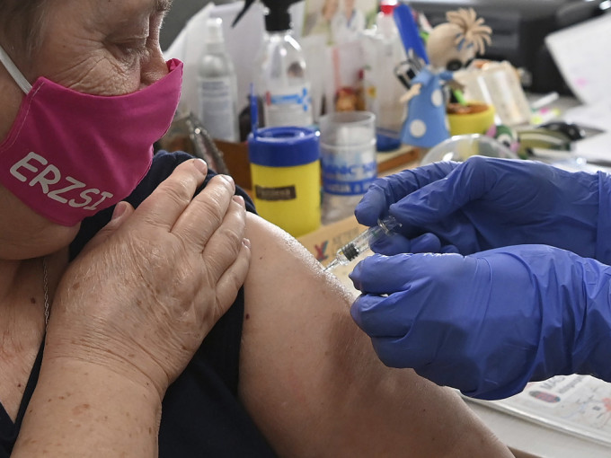 匈牙利於周三啟動中國國藥新冠疫苗接種工作。AP圖片