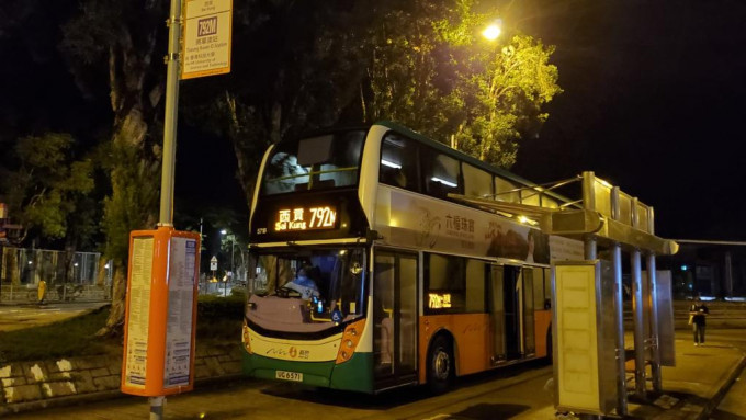 有女乘客發現一輛792M雙層巴士上層座位插有利針，於是通知車長報警。