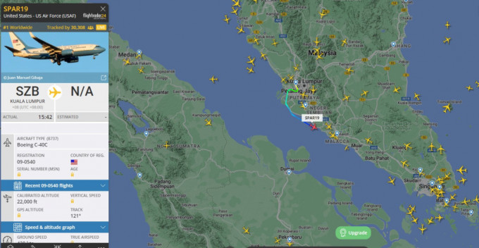 航班追踪网站显示，搭载佩洛西飞抵马来西亚的专机已从当地再起飞。（网站截图）
