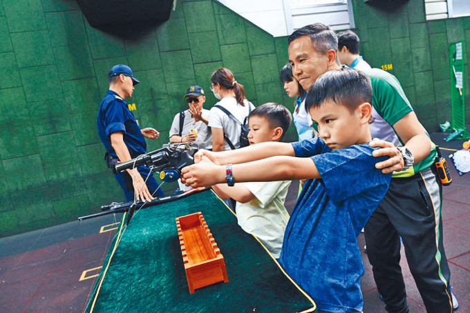 小孩在開放日中爭相體驗持槍滋味。