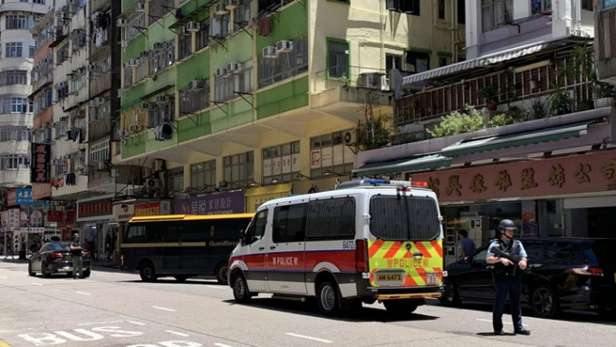 警員荷槍實彈在場戒備。fb：車cam L（香港群組）