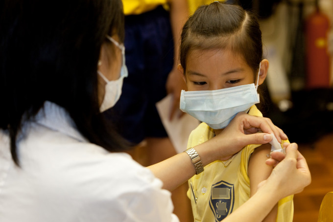 10月起，小学外展疫苗接种会恒常化。 资料图片
