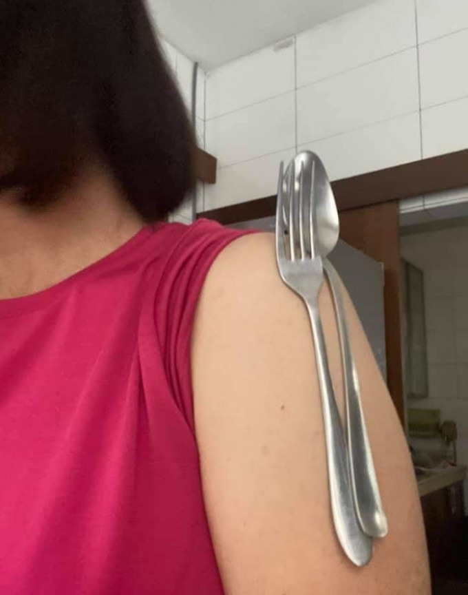 馬來西亞有人打疫苗後手臂可以吸附金屬。網上圖片
