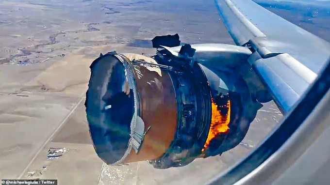 联合航空肇事波音777客机上的乘客，上周六拍得机身右侧引擎爆炸起火。　