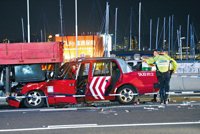 铜锣湾告士打道的士车头直插吊臂车车底意外，造成1死4伤。