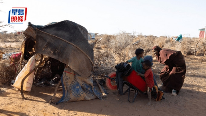 ●流徒者营地附近沙尘飞扬，孩童长年在脆弱环境中生活，令人感到心酸。
