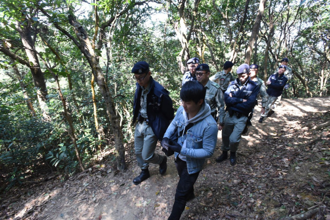 警員兵刀多路上山搜索。 梁國峰攝