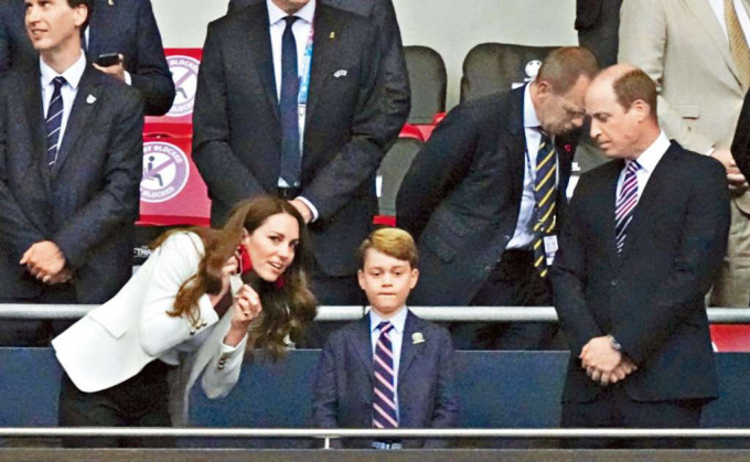 威廉王子与妻子凯特及儿子乔治王子，观看英格兰对意大利决赛。　