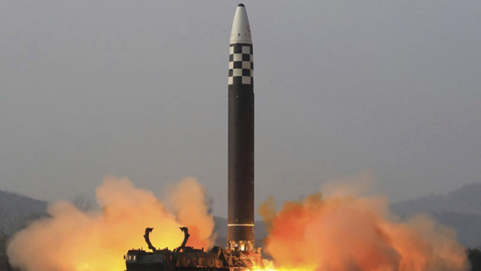 北韩向东部海域发射弹道导弹。资料图片