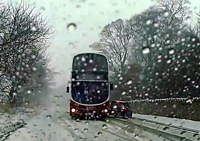 巴士險撞黑色私家車，最後女車長以高技術「飄移」，安全避開。  網圖