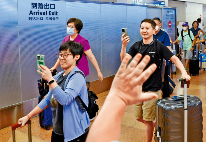 中國遊客抵達日本東京羽田機場。
