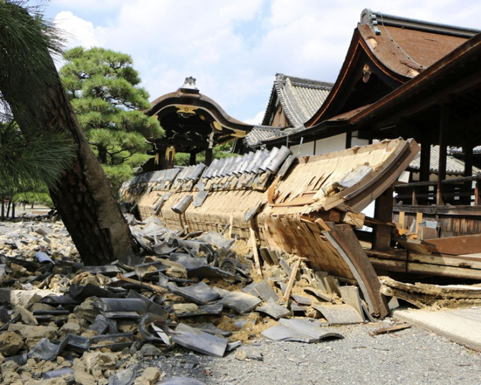 京都西本愿寺木造建筑受损。AP