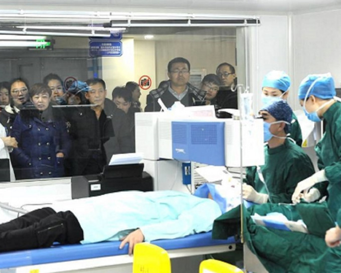 病人可在玻璃窗外观看整个手术过程。 网上图片