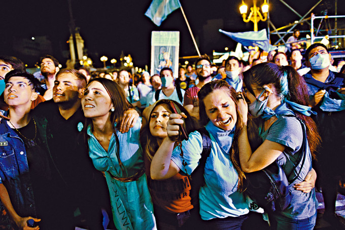 在布宜诺斯艾利斯，示威者得悉堕胎法获通过后表现激动。