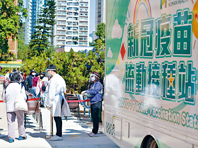 流动接种站于沙田沙角邨提供疫苗接种服务。