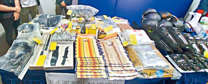 疑是賭博集團成員被捕姓盧女子，當日在天瑞邨家中被警方搜出五十萬元現金及武器。