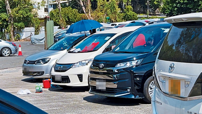 粉嶺兩個露天停車場共有73輛車輛被「化妝」淋潑紅油或砸爛車窗。