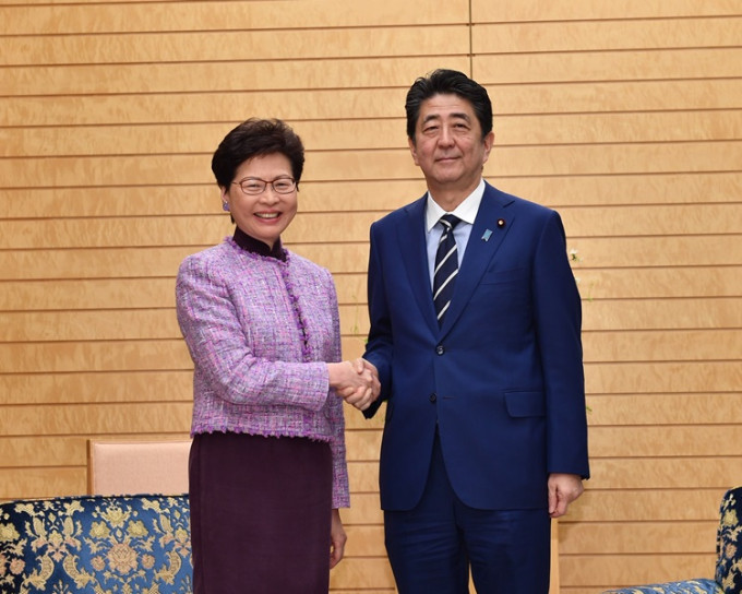 林郑月娥(左)与安倍晋三(右)会晤。