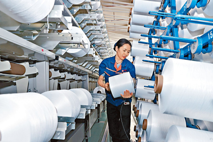 浙江湖州一家化纖企業春節不停產，部分員工留守崗位。