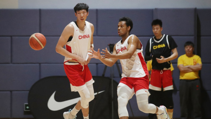 國家男籃來港前在上海集訓，周琦（左）在操練中表現落力。