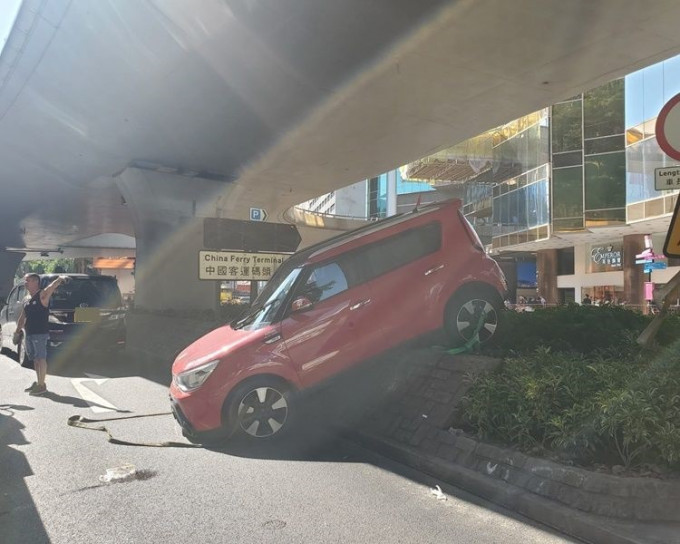 整架车铲上路中央的花槽。梁国峰摄