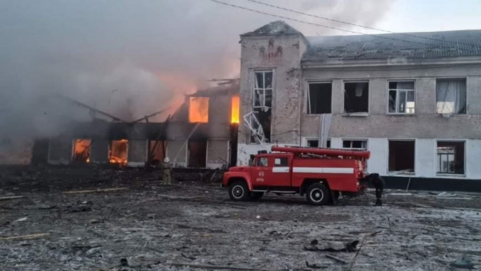 受袭的建筑物燃起熊熊烈火。互联网图片