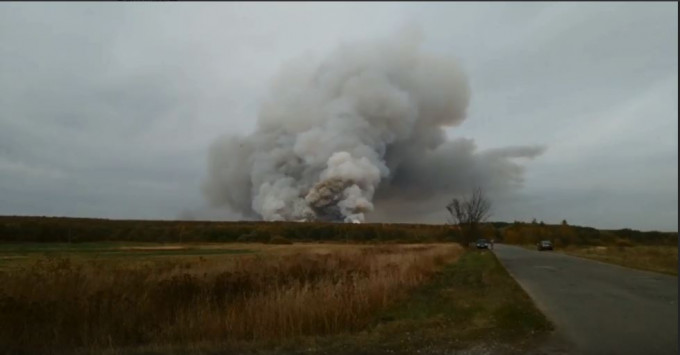 俄羅斯梁贊州一個軍火庫發生爆炸，當局已緊急疏散附近居民。影片截圖