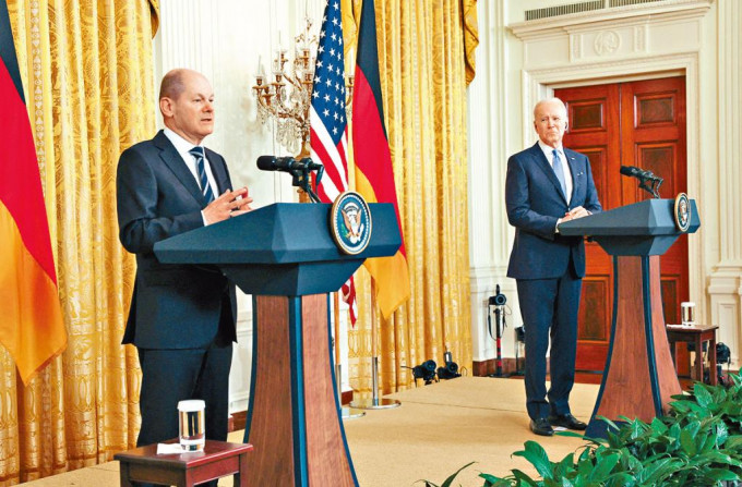 拜登周一在白宮與到訪的德國總理肖爾茨（左）舉行記者會。