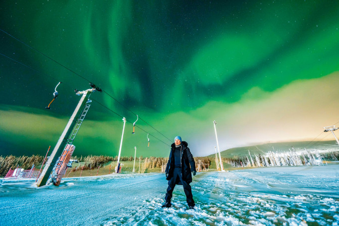 唐铭辉曾摸黑登上芬兰的滑雪场，摄下名为「黑夜之神受伤了」的极光相片。