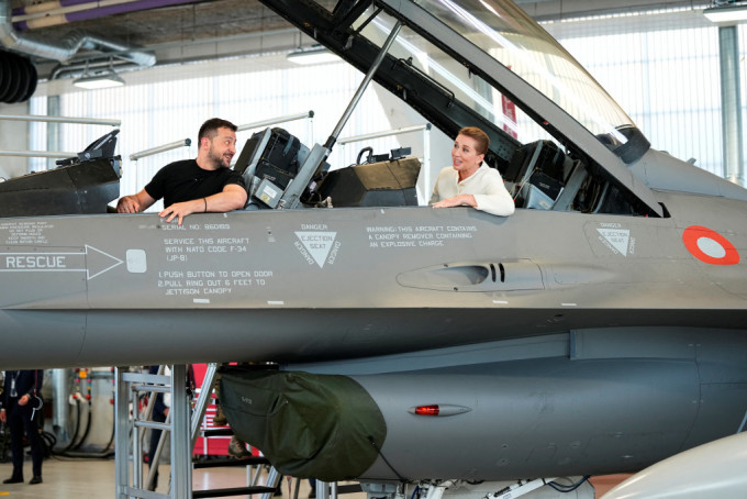 澤連斯基與弗雷德里克森登上F-16機艙試坐駕駛座位。路透社