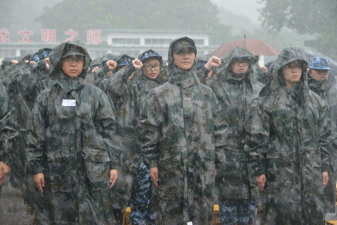 开营仪式早上在粉岭新围军营举行，由于早上下大雨，学员要在雨中起立宣誓。