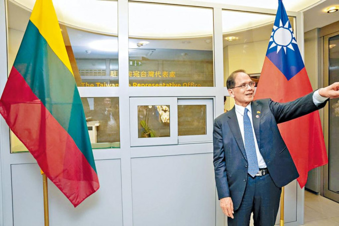 游錫堃前日到訪駐立陶宛台灣代表處。